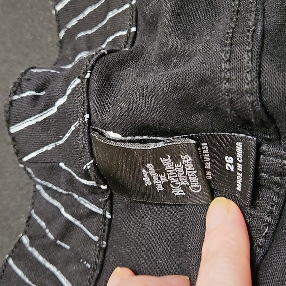 DISNEY NBC NIGHTMARE BEFORE CHRISTMAS TORRID STRIPED WOMAN'S SHORTS.EUC Size 26 - Picture 4 of 4